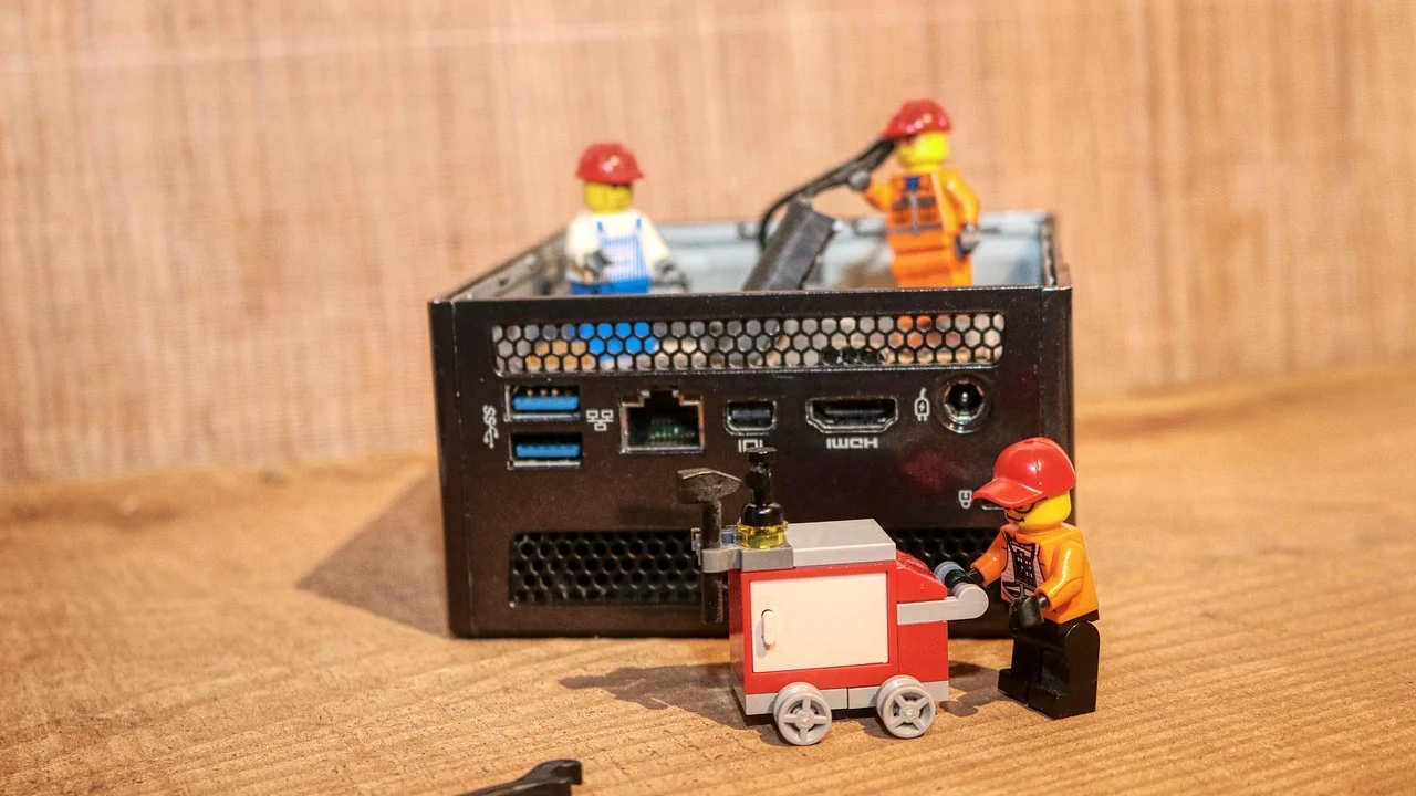 Ferramentas de reparo e computador sobre uma mesa de trabalho.