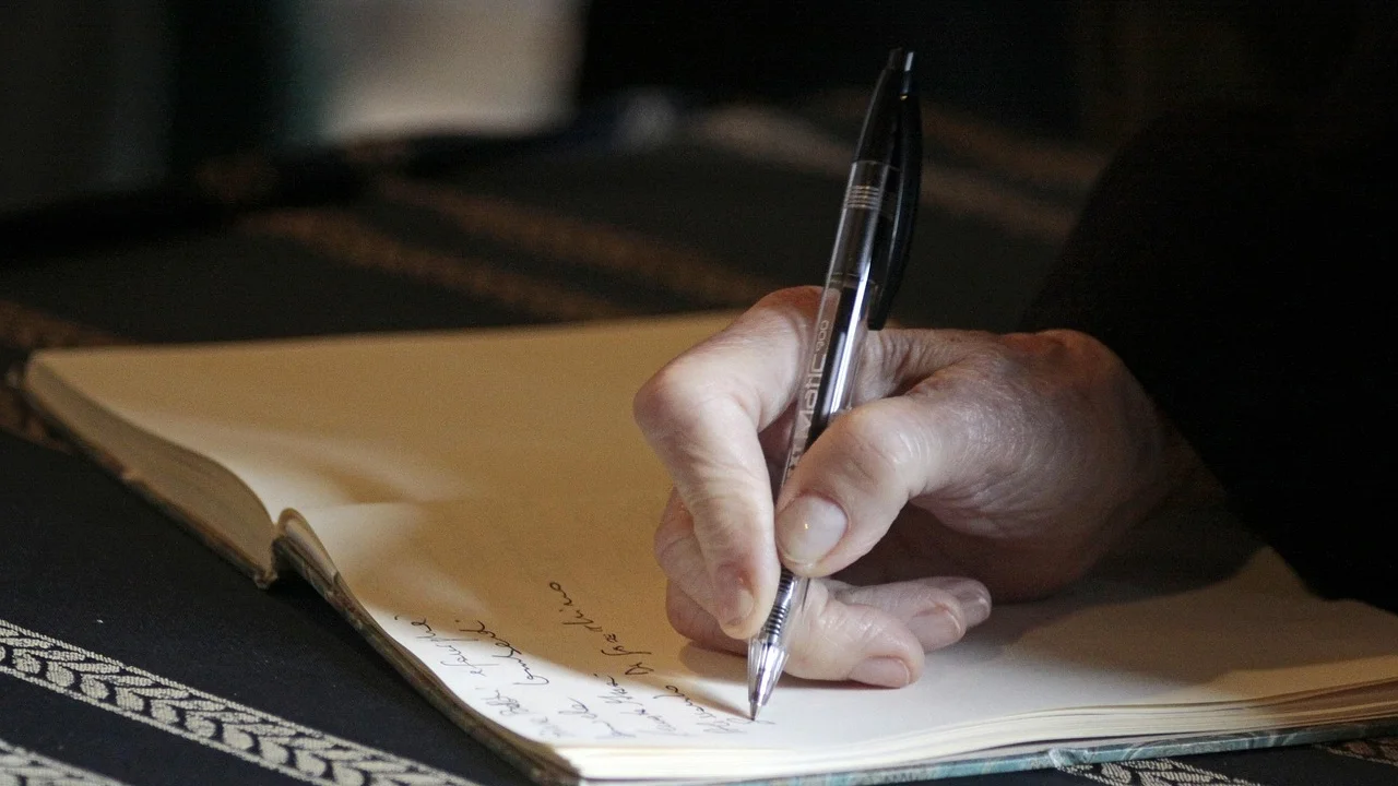 Anotações ao lado de um manuscrito ajudam na revisão cuidadosa.