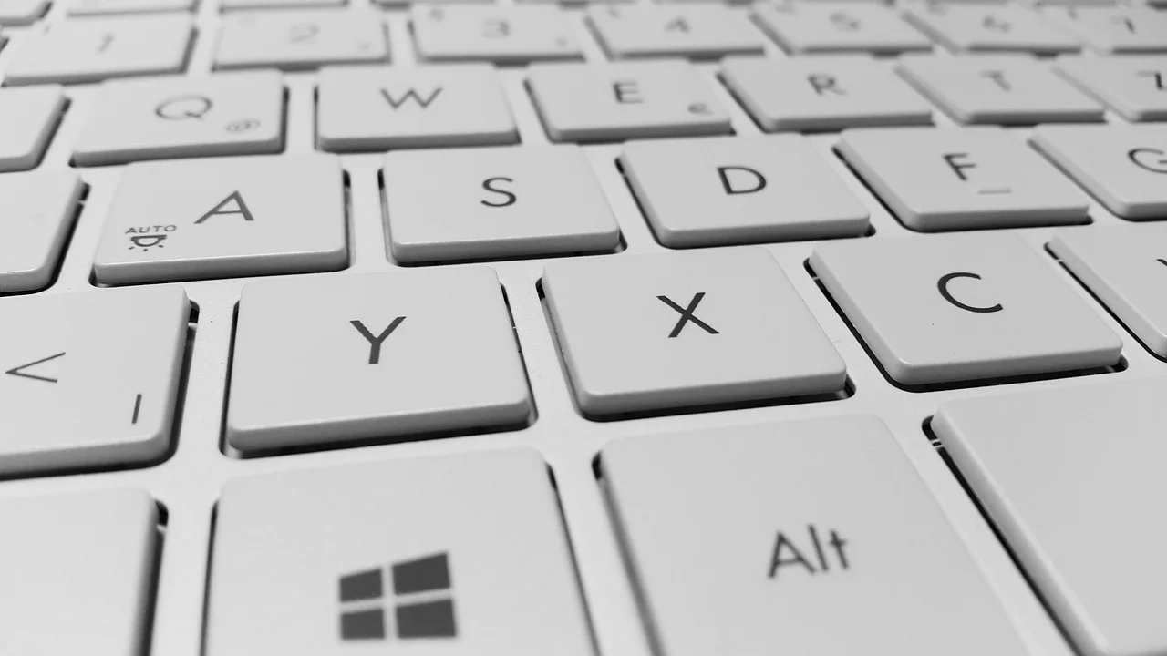 Notebook aberto com detalhes de hardware consultados no sistema.
