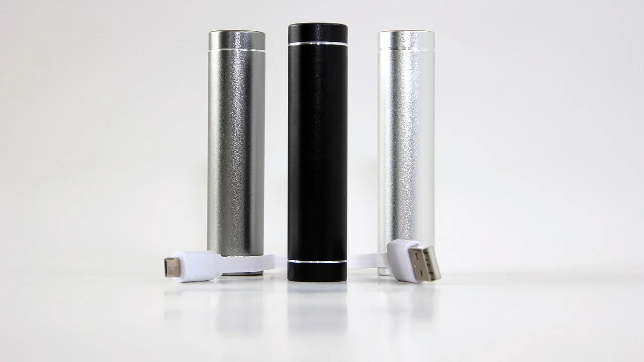 Cabo USB e fonte de carregamento ao lado de um smartphone