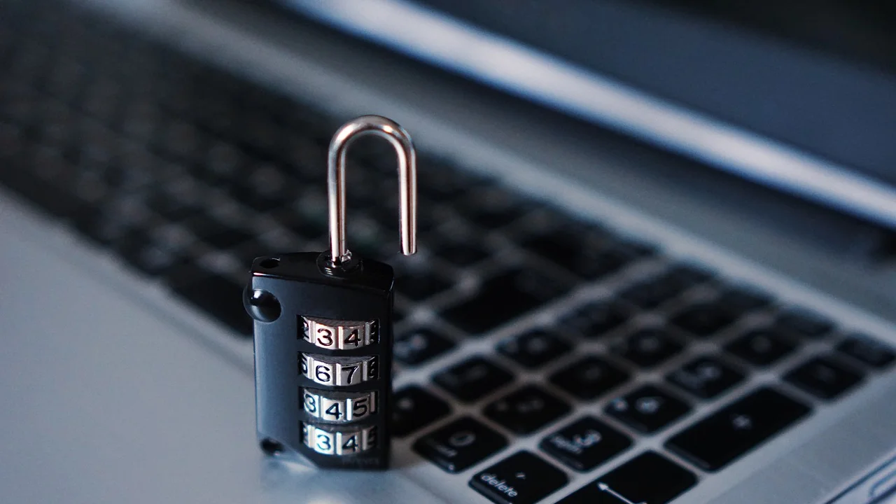 Tela de segurança sendo verificada em um notebook.