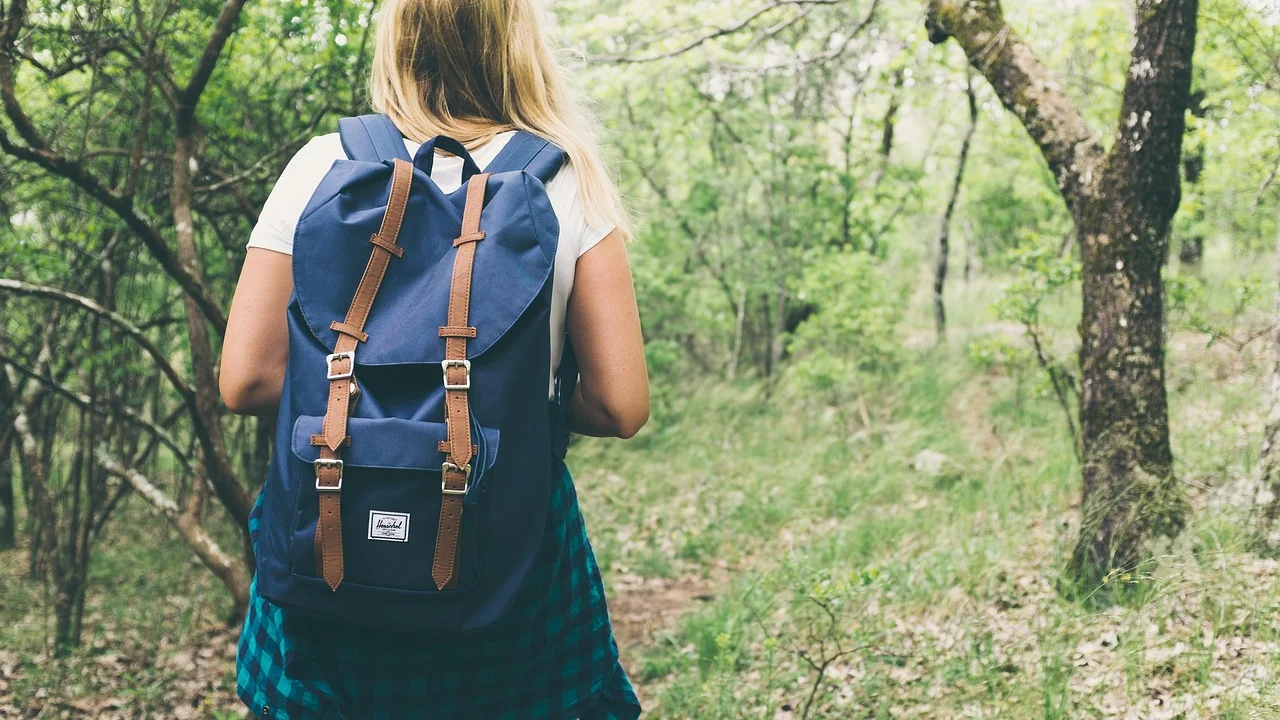 Caminhante repõe água durante uma pausa no percurso
