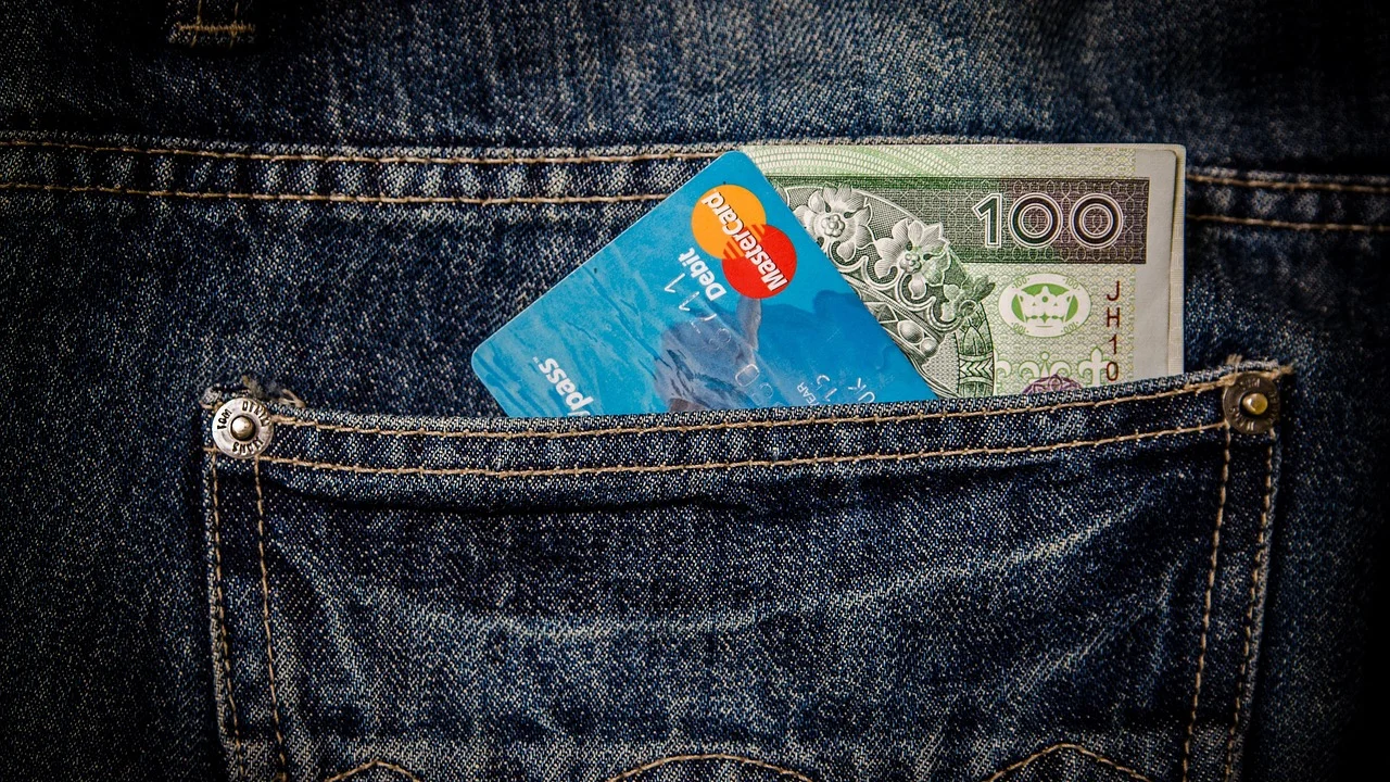 Pessoa conferindo os dados de um boleto no aplicativo bancário.