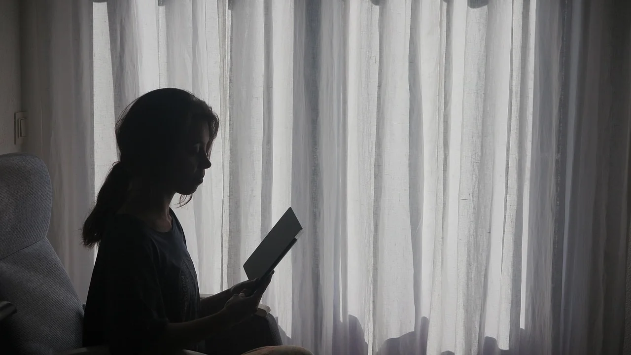 Caminhada curta ao ar livre como forma de aliviar a tensão.
