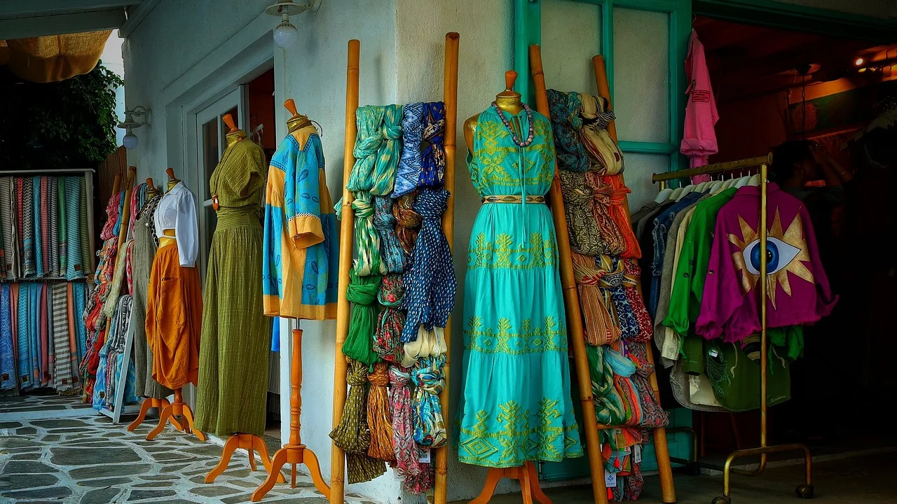 Combinação de roupas básicas, calçado e acessórios sobre uma cama.