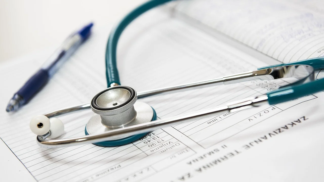 Documentos médicos organizados para o requerimento previdenciário.