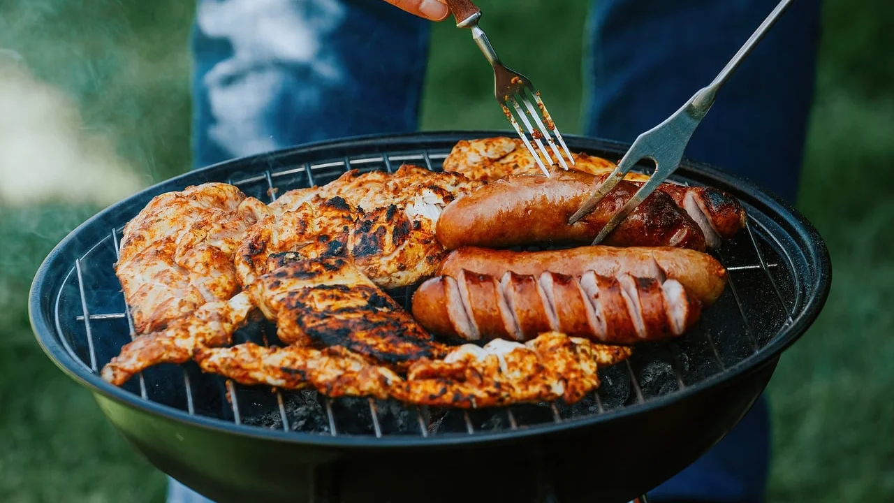 Carne temperada com ervas frescas antes de ir ao forno