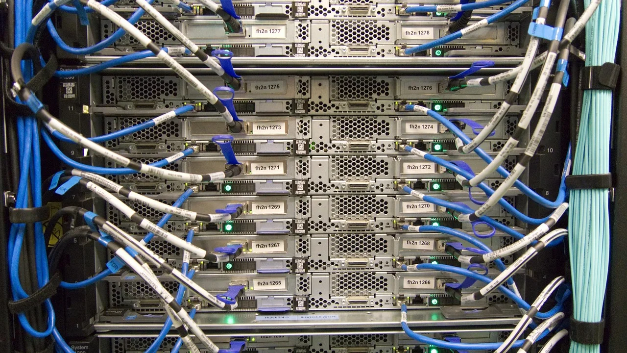 Cabos Ethernet e portas de rede usados em uma conexão doméstica