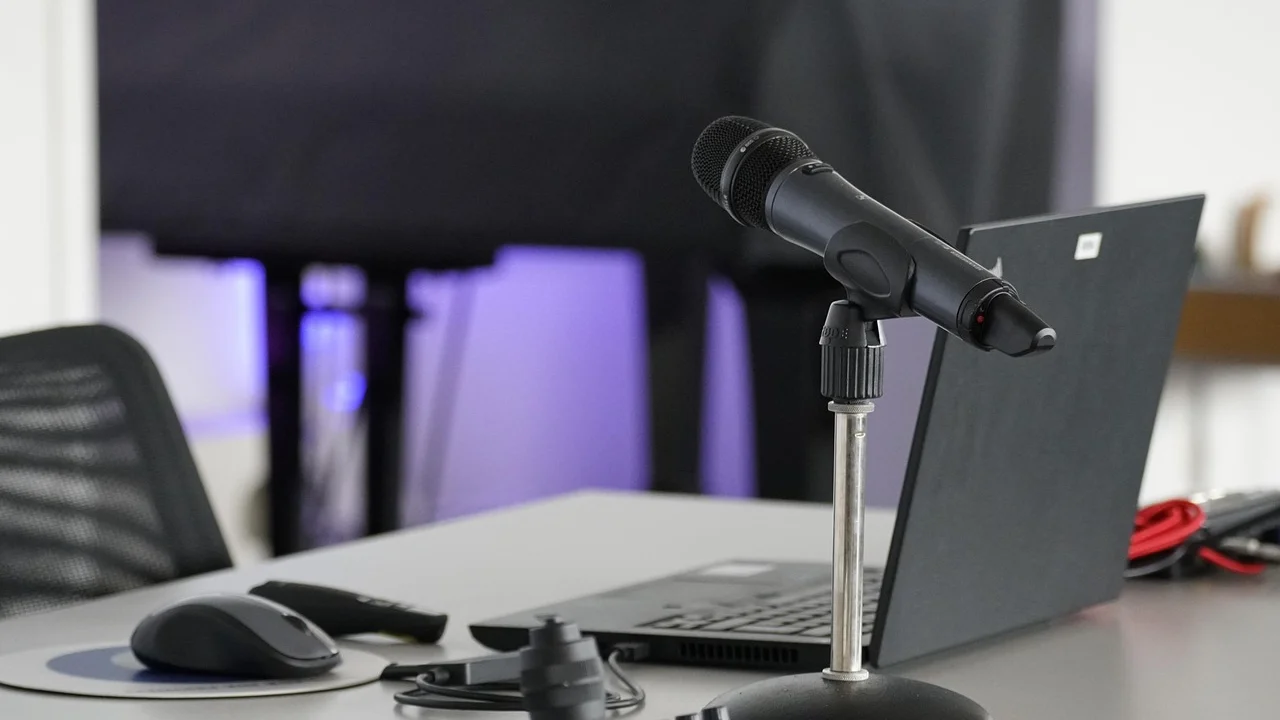 Microfone sobre mesa preparado para registrar uma reunião.