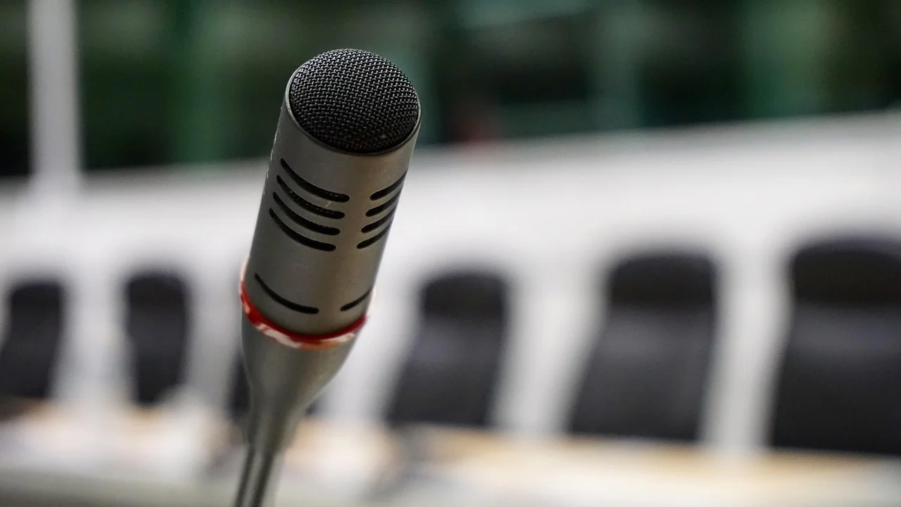 Participantes em videochamada com recurso de transcrição ativado.