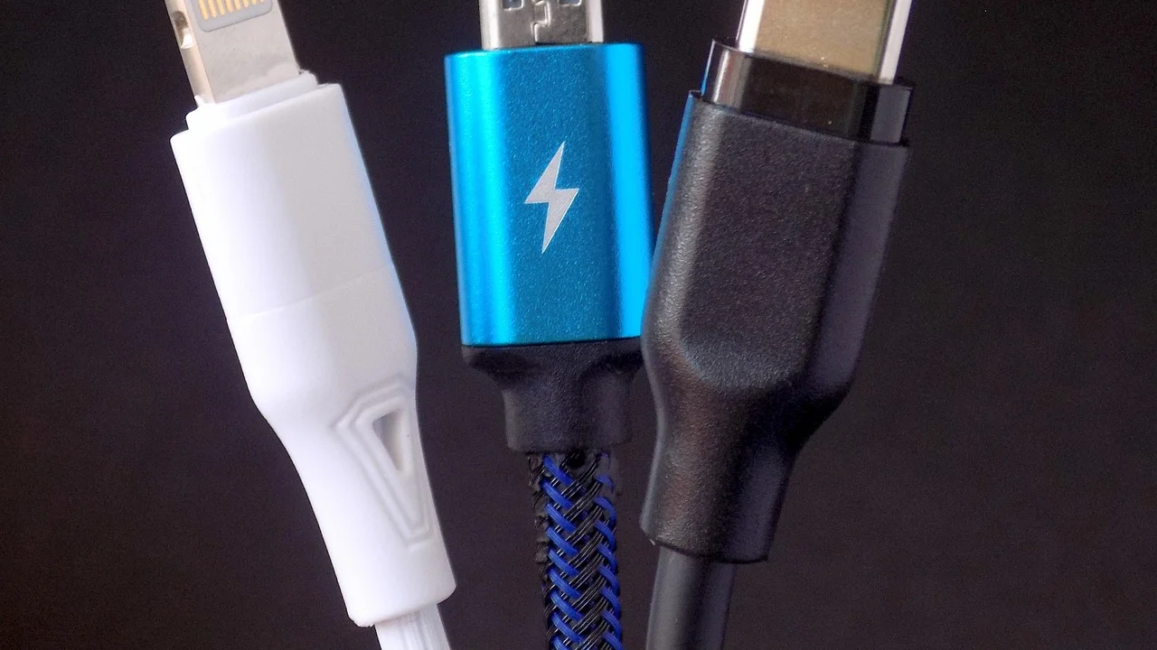 Cabo USB usado para copiar dados entre aparelhos