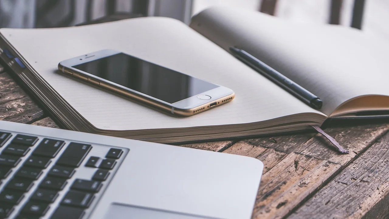 Backup de fotografias digitais em notebook e armazenamento em nuvem.