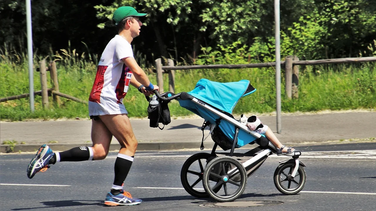 Adulto acompanha criança durante brincadeira de corrida.