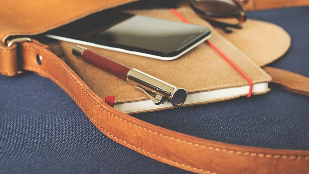 Bolsa compacta com itens essenciais para trabalhar fora