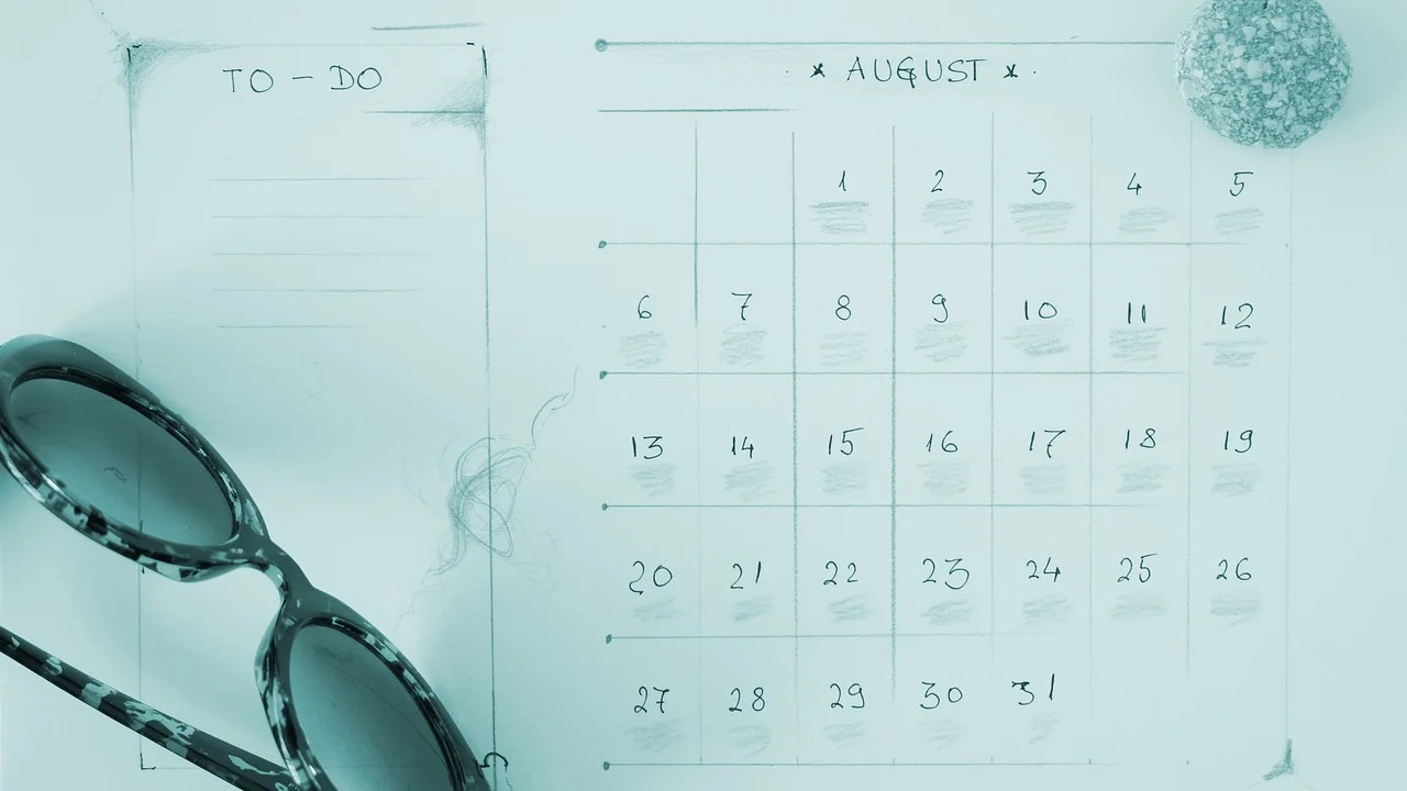 Planejamento diário com agenda, celular e caderno.
