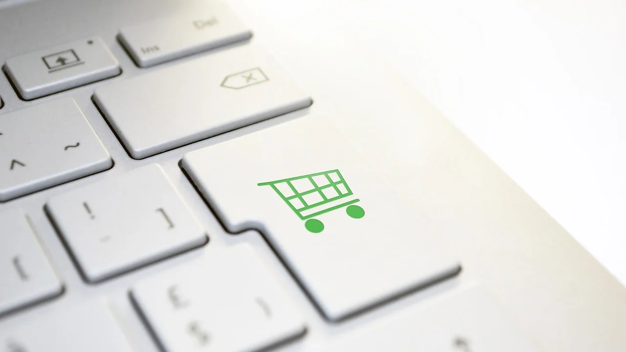 Cartão e calculadora usados para planejar uma compra