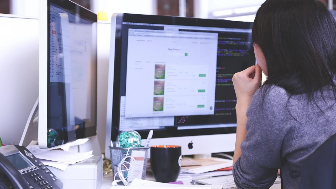 Empreendedora usa inteligência artificial para organizar tarefas diárias.
