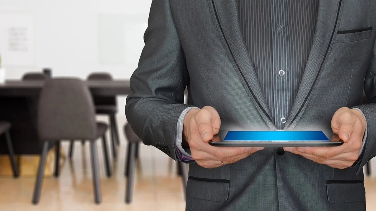 Profissional analisa conversas em uma plataforma de atendimento digital.