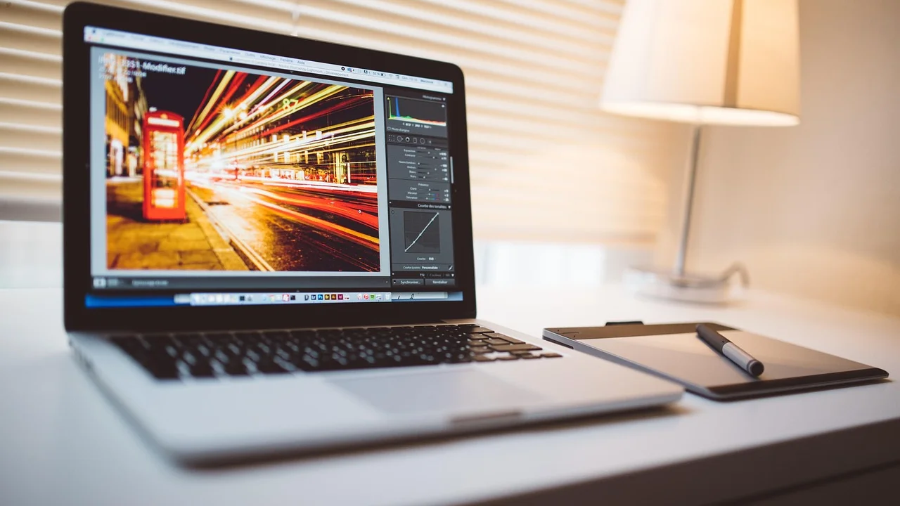 Pessoa ajustando uma fotografia em um editor com recursos de inteligência artificial.