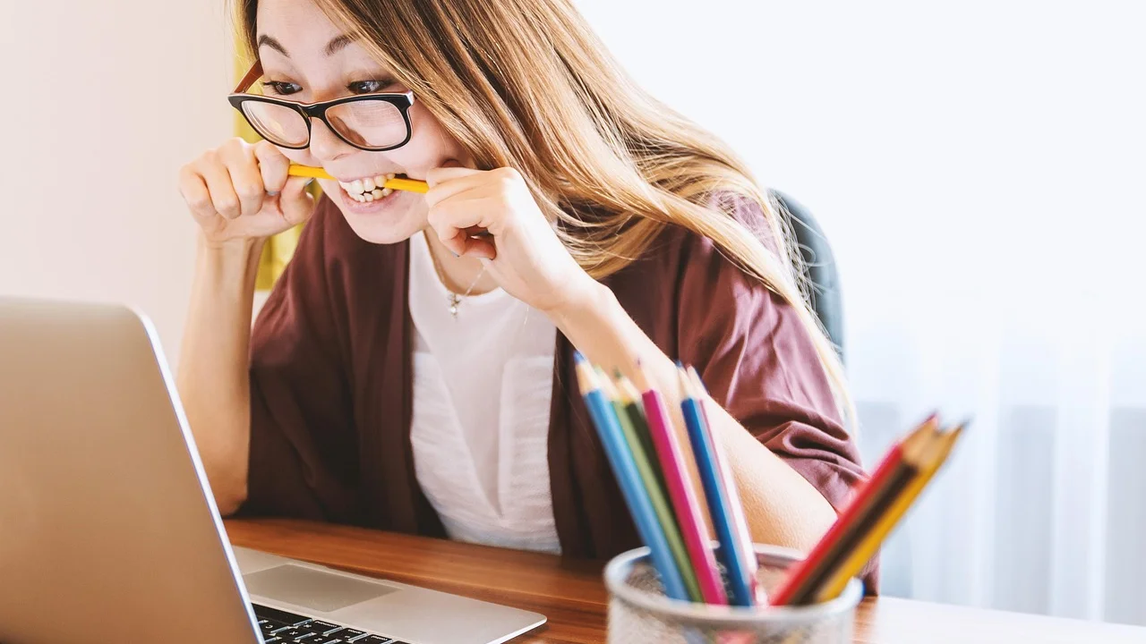 Pessoa usando uma ferramenta de IA para revisar conteúdos do concurso.