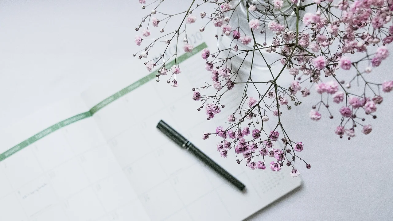 Agenda semanal com blocos de tempo e pausas planejadas.
