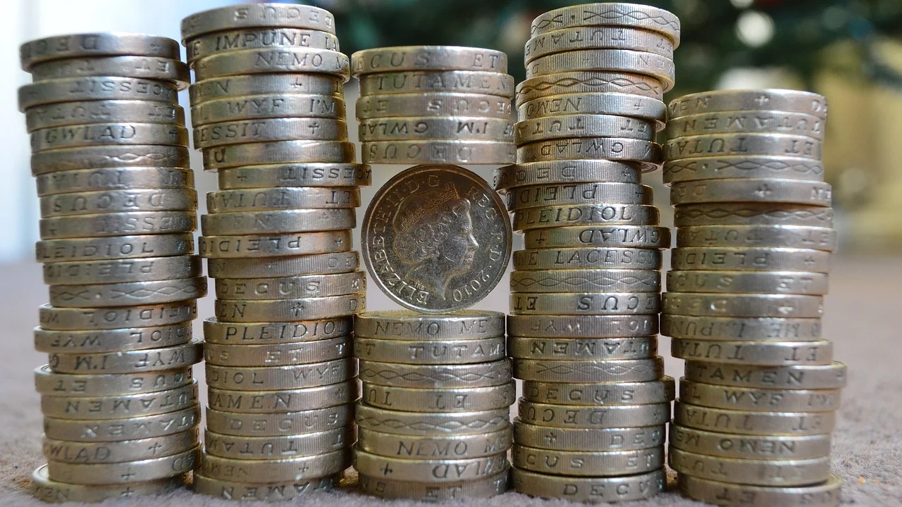 Detalhe de planilha financeira com valores e categorias de despesas.