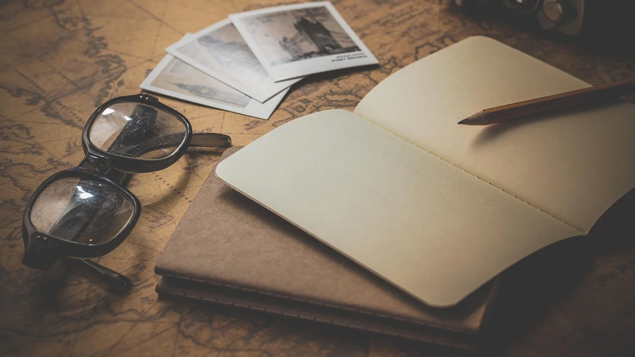 Pessoa organizando roteiro de viagem em notebook e mapa