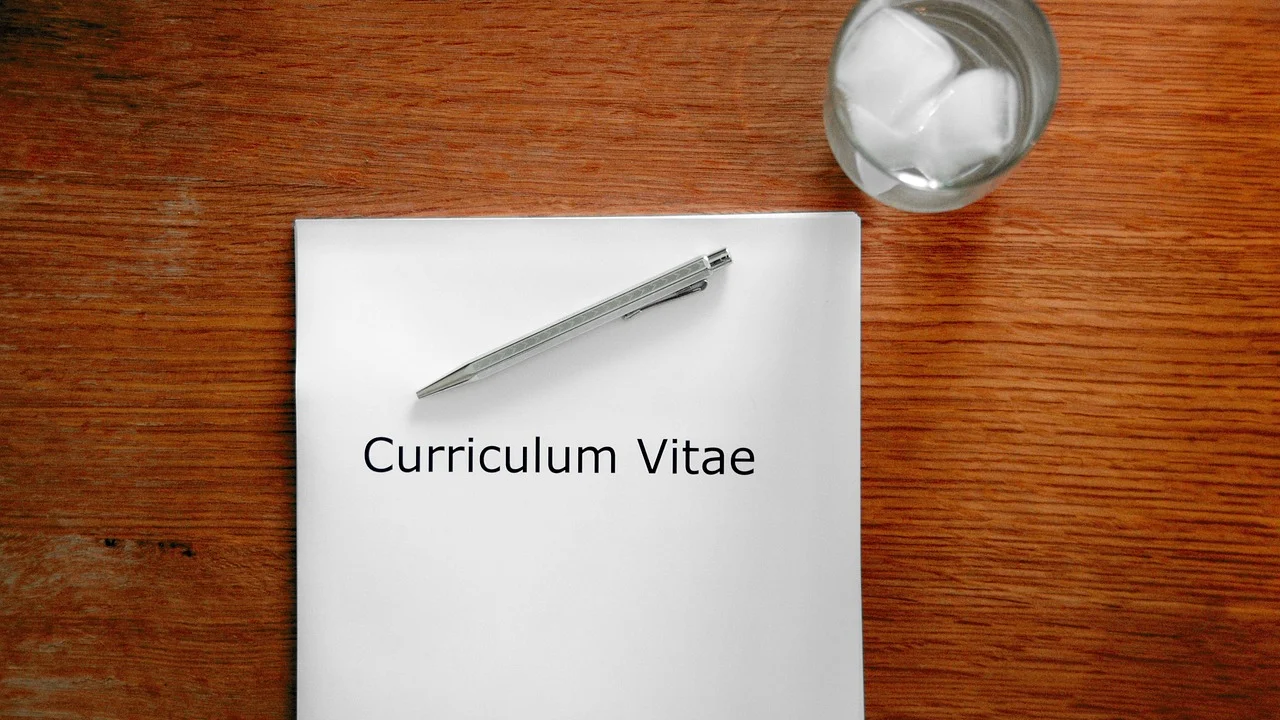 Profissional pratica respostas antes de uma entrevista de emprego