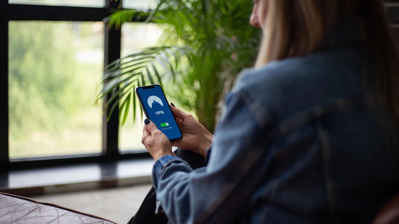Celular com ponto de acesso Wi-Fi ativado nas configurações.