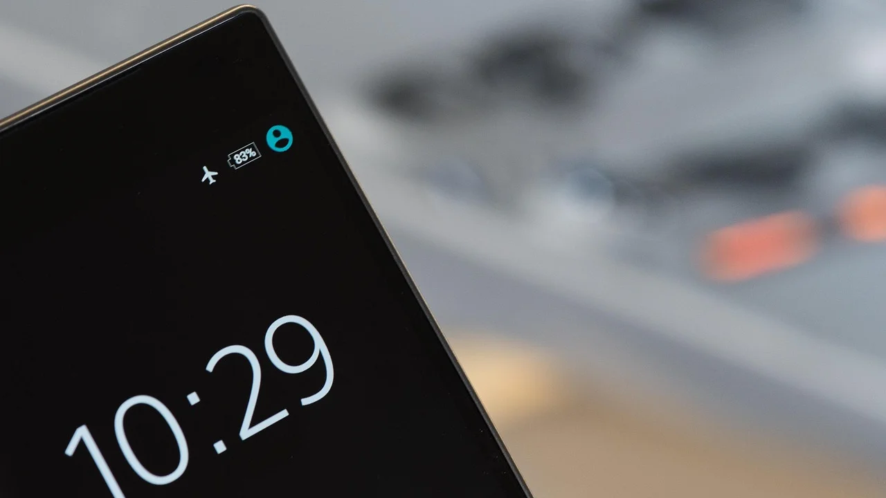 Smartphone carregando sobre uma mesa com conexões desativadas.