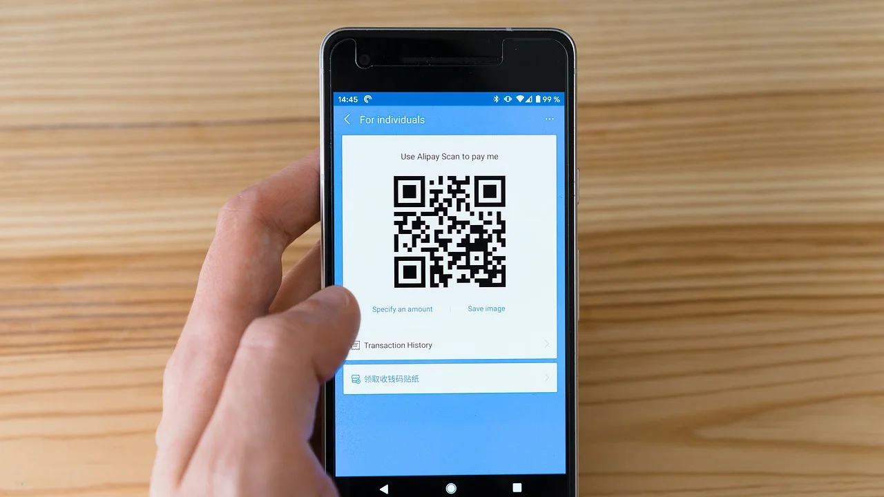 Carteira digital exibindo cartões cadastrados no smartphone