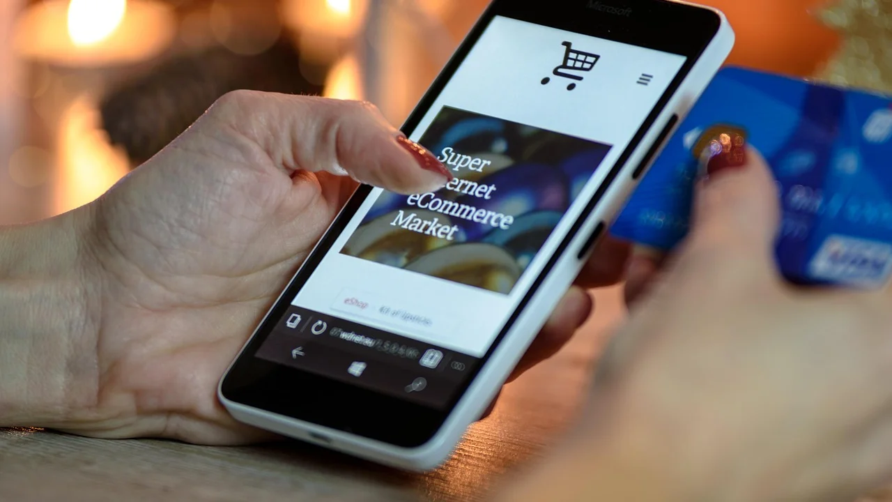 Usuário confirmando compra com biometria no celular