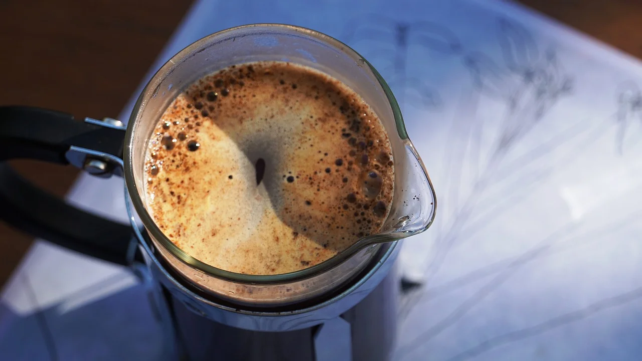 Êmbolo da cafeteira sendo pressionado devagar e com segurança