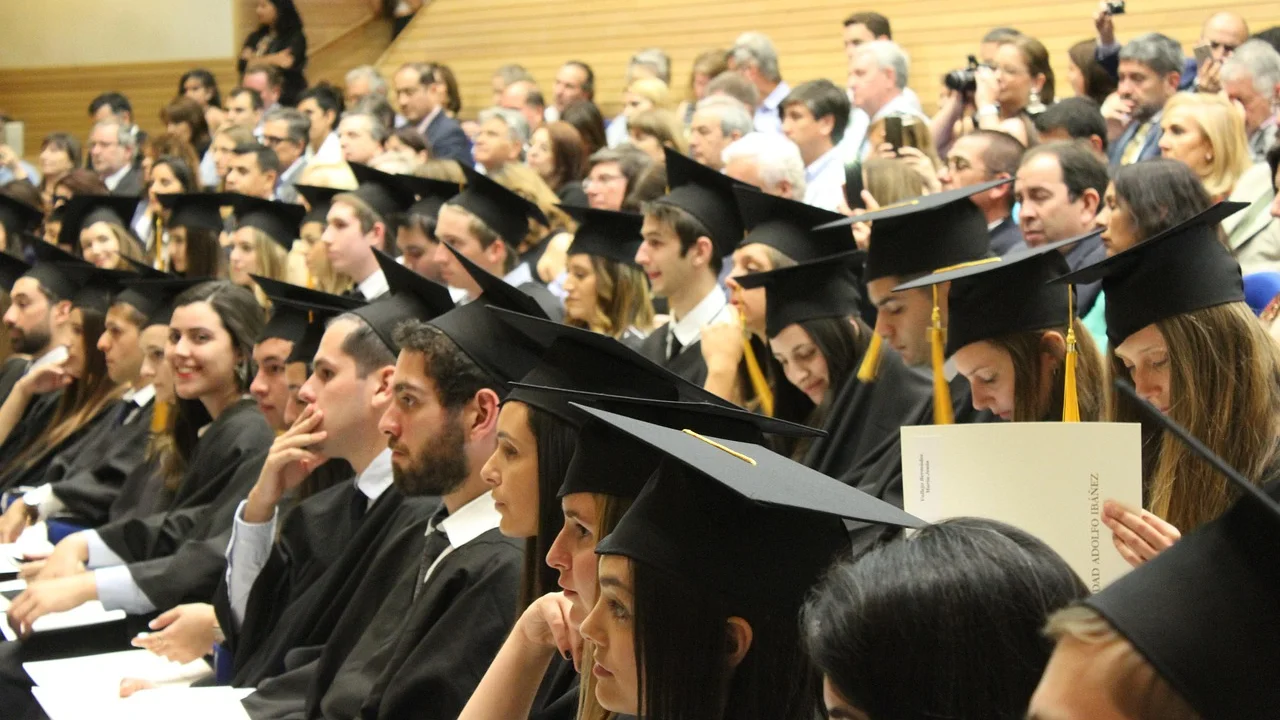 Diploma universitário estrangeiro sobre uma mesa de estudos