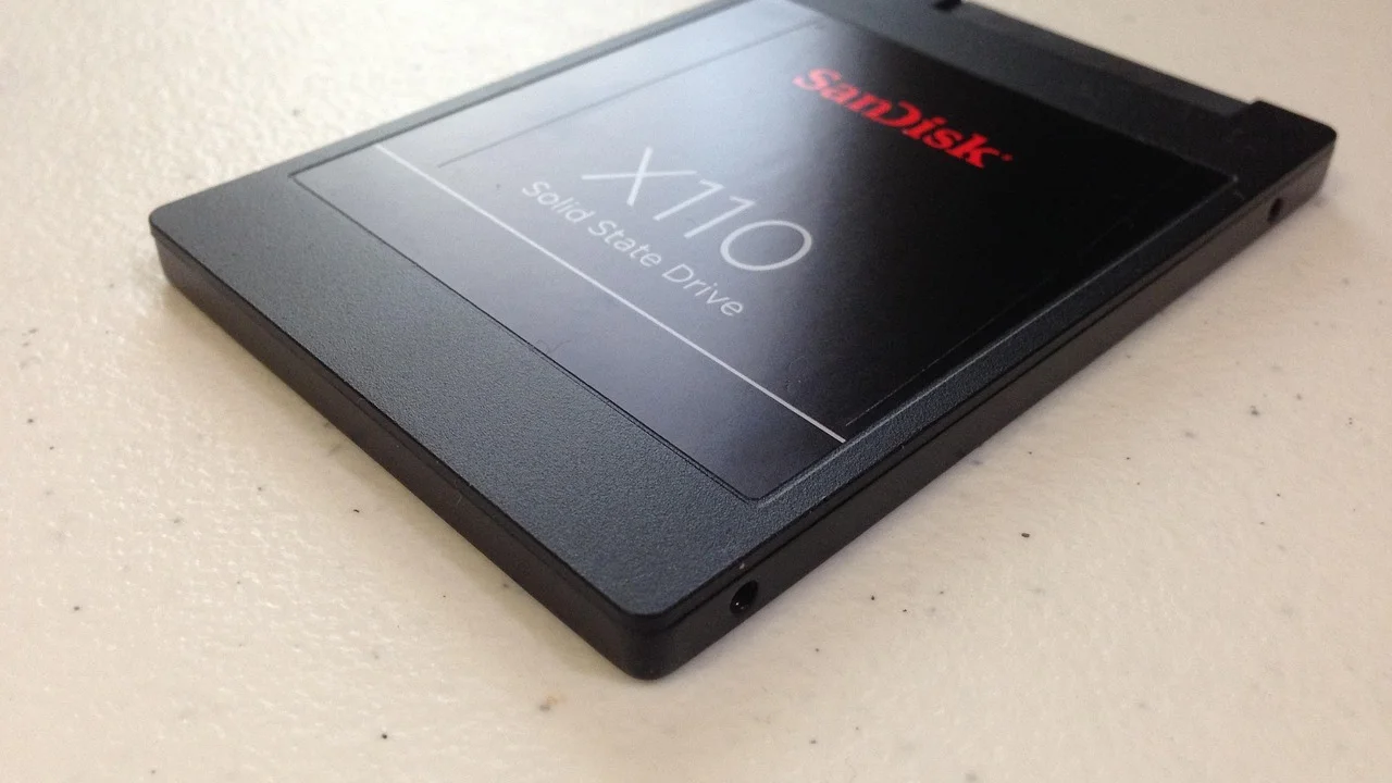 Detalhe de SSD SATA conectado por cabo de dados