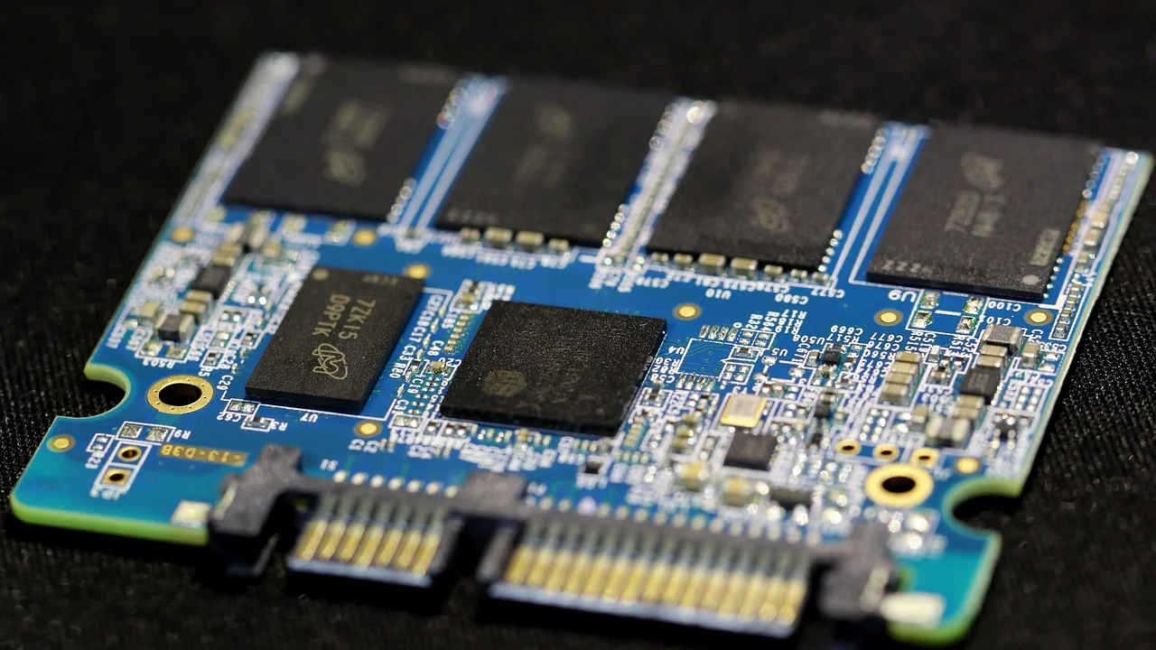 Dissipador térmico sobre unidade NVMe em gabinete