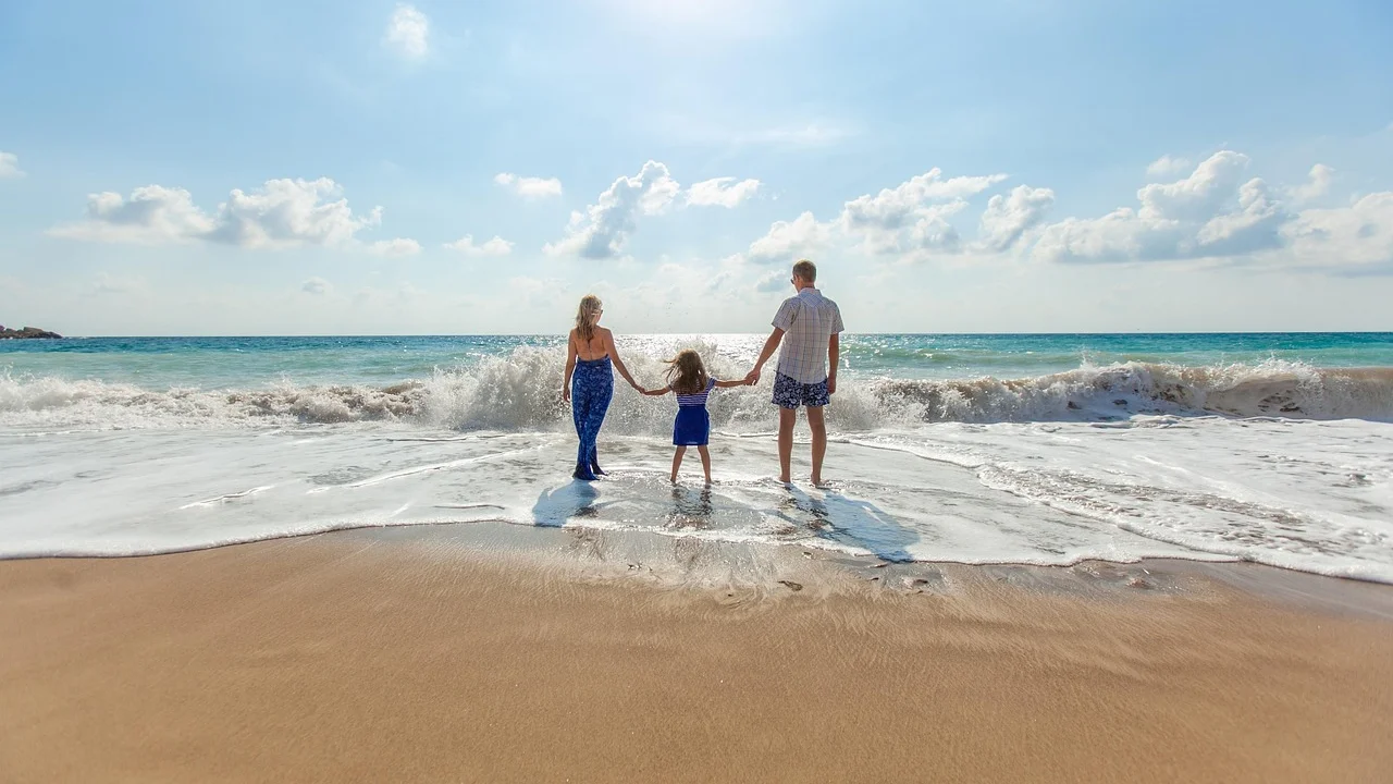 Família organiza bagagens antes de sair para viajar.
