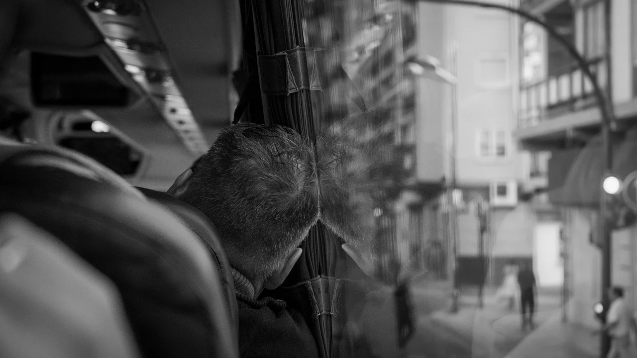 Mala identificada no compartimento de bagagens do ônibus