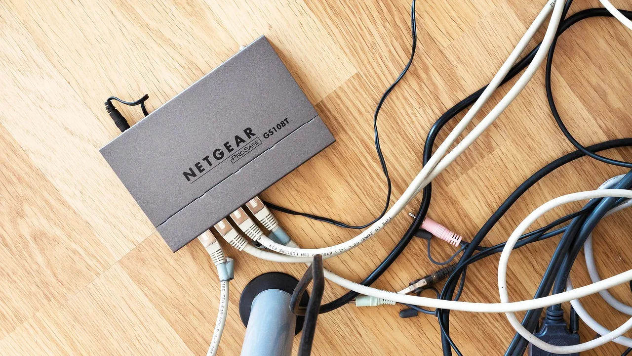 Roteador doméstico conectado à internet em uma mesa de trabalho.