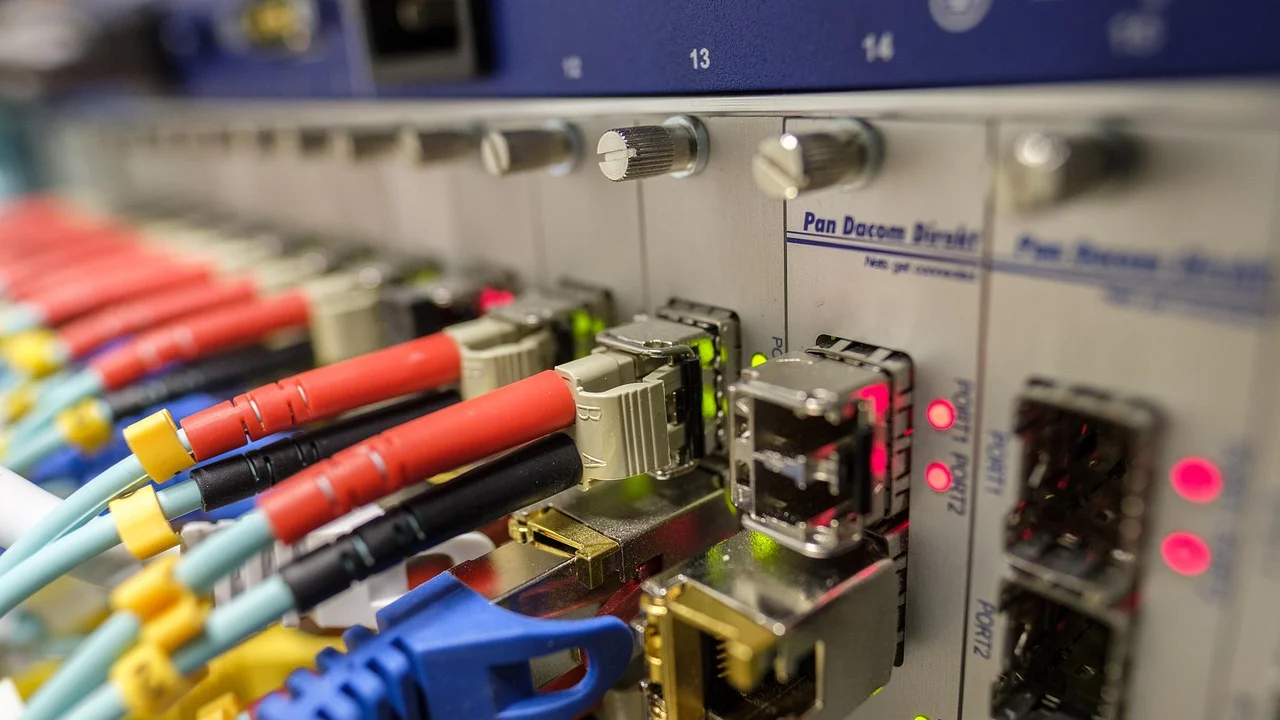 Roteador Wi-Fi conectado à internet por fibra óptica.